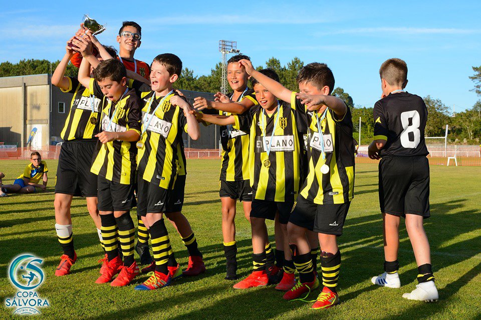 CopaSalvora's tweet photo. CADRO DE HONRA: CATEGORÍA ALEVÍN

MELLOR PORTEIRO (Trofeo Alberto Villaverde): ANXO BARRAL (CD CONXO SANTIAGO).
SUBCAMPEON ALEVÍN: @ConxoSantiago.
CAMPEÓN ALEVÍN: @BertamiransFC. https://t.co/iPhHYEInPD