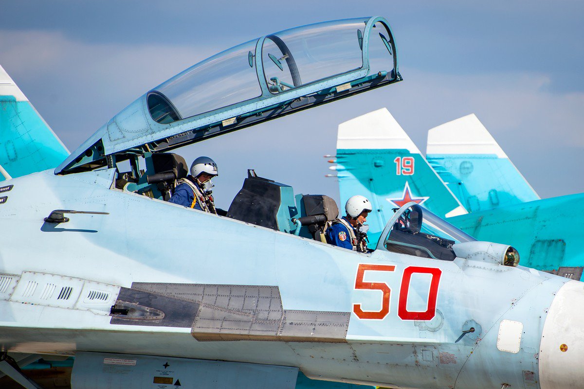 mod_russia's tweet photo. #Фоторепортаж 

Участники всероссийского этапа соревнований «Авиадартс-2019» провели маневренные групповые воздушные бои на истребителях, а также состязания в воздушной навигации и разведке 

#Минобороны #ВКС #Авиадартс #Авиадартс2019 #БЛА #АРМИ #АРМИ2019 #Форпост #Клевер https://t.co/V9zVGM1fbk