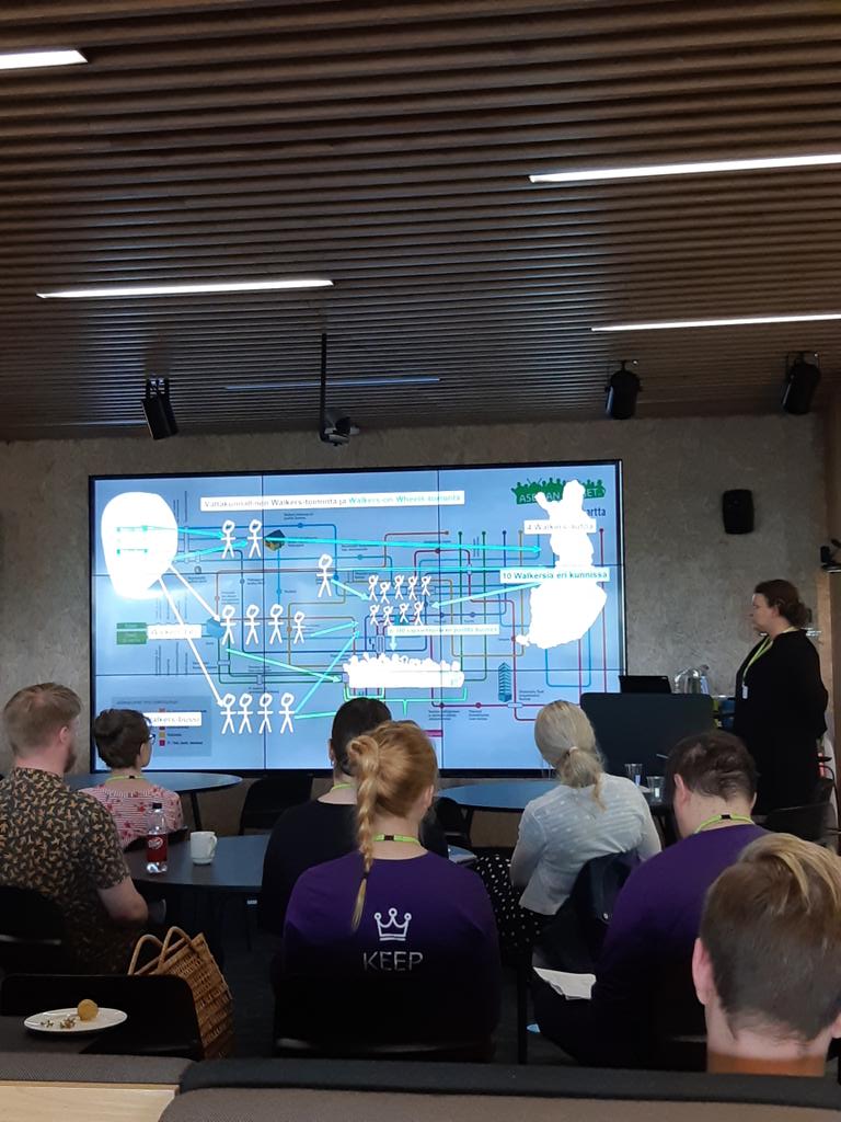 KatjaBackstrom's tweet image. Tiesitkö? Valkers-toimintaa pyöritetään 380 vapaaehtoisen voimin. Kahviloihin jonotetaan ja siellä modernissa miljöössä opetellaan verkostoitumista ja aikuiset ovat vain nuoria varten ja 100% läsnä. #AsemanLapset #CXPAFinland #hack #elisa