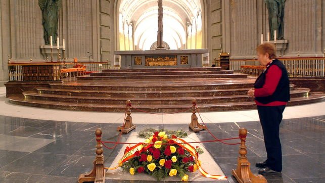 eldiarioes's tweet photo. ‼️ Los magistrados del Supremo paralizan la exhumación de Franco del Valle de los Caídos. Dicen que con la decisión tratan de "evitar el perjuicio que se causaría a los recurrentes y, especialmente, a los intereses públicos encarnados en el Estado" https://t.co/StzBJ9J0Ex https://t.co/xOraDK0EVk
