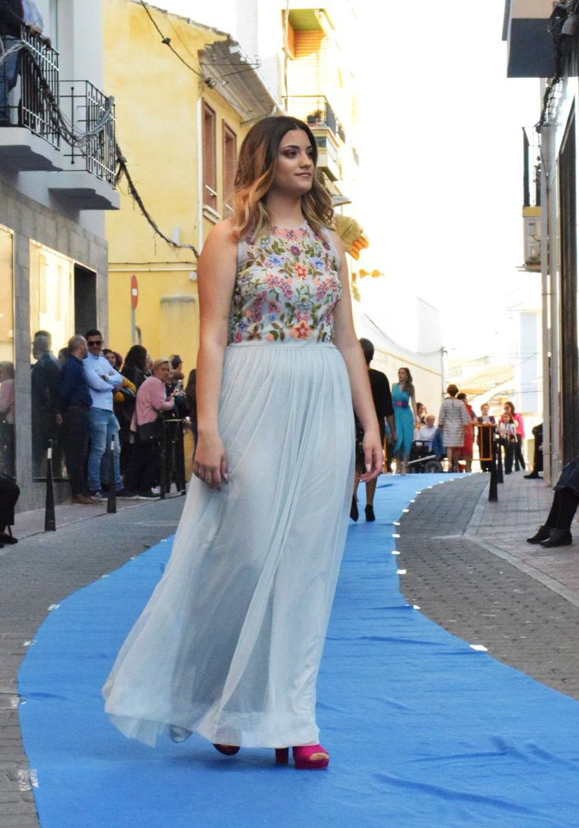 conchi_moya_'s tweet photo. ¿Se aproxima una fiesta de #Graduación? 👨🏻‍🎓👩‍🎓

Un vestido nuevo te quedará genial. 👗👠

#ConchiMoyaModas #Calasparra https://t.co/9ru0GyEj5F