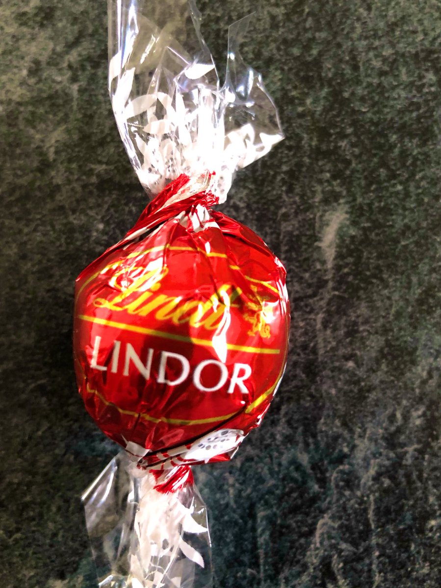 coleygirl66's tweet photo. I’m so easily pleased 😀 I was overjoyed to find this in my Goody tin, when i thought i’d eaten them all😆
Aahh the simple pleasures in life 😊😋
#lindtlindor #chocolate #simpleeasures https://t.co/dwFcAJLtlu