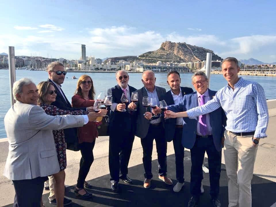 GVAagricultura's tweet photo. 🍷 La D.G. @chafer_maite ha participado en el XII #Winecanting Puerto 2019, la cita de referencia de los DOP @Vinos_ALICANTE.
🍾 El encuentro ha reunido a más de 25 bodegas del sector, donde han presentado todas las novedades de su nuevo colección. https://t.co/kS4ciDLDvV