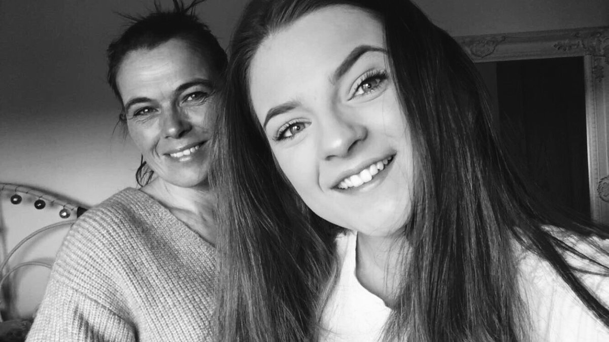 HollyPorter19's tweet photo. Happy 42nd birthday to my best friend and Mum in one. Miss you more everyday💓 https://t.co/kynvjrGPPr
