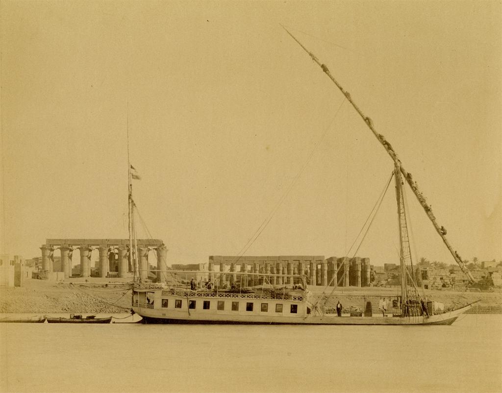 وفي نفس الوقت كان فيه نوع تاني من المراكب أكبر وأوسع، وهي مراكب الذهبية...من بعيد الذهبية والقنجة شبه بعض، ولكن فيهم تفاصيل كتير مختلفة... #MASRZAMAN  #NileBoats