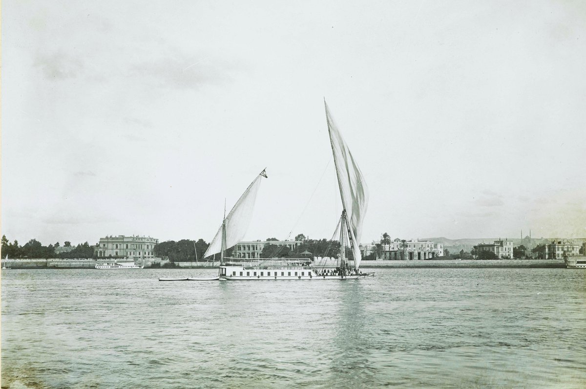 وزي ما حصل مع القياسات، الذهبيات كمان اتحولت من خشب لمعدن، وكان توماس كوك بيستورد بدن المراكب المتصنع في اسكتلندا، ويجمعه في بولاق ويعمل مراكب ذهبيات جديدة تناسب الذوق الأوروبي...وطبعاً ده كان تزامناً مع ظهور مراكب السياحة البخارية، واللي كانوا برضوا بيطلقوا عليها ذهبية...