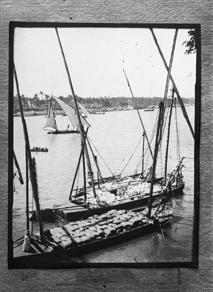 قررت إني أقسم أنواع المراكب لفئتين، فئة مراكب البضاعة، ومراكب النزهه، وحتكلم هنا عن أشهر المراكب الشراعية النيلية في آخر 200 سنة...أول مركب هو نوع معروف باسم "القيّاسة" Qyassa ودي المركب المفضل بالنسبة ليا، وكانت بتشيل حمولات ضخمة جداً تصل في بعض الأحيان ل250 طن...  #MASRZAMAN