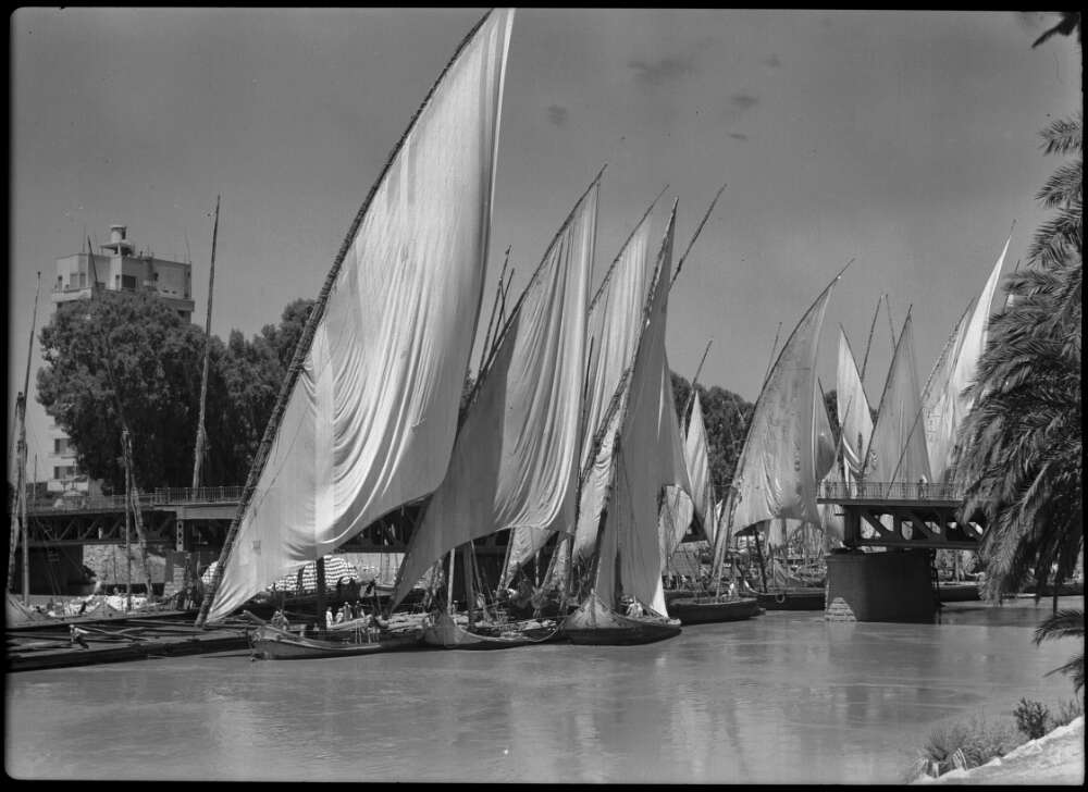 النوع ده من المراكب كان مبني من الخشب، وإبتدى في أواخر القرن ال19 يتحول لمعدن... ودي صور لمركبين معدن وخشب جنب بعض...وكان بيتم استخدامهم نفس الاستخدام بالرغم من اختلاف ماده البناء... #MASRZAMAN  #NileBoats