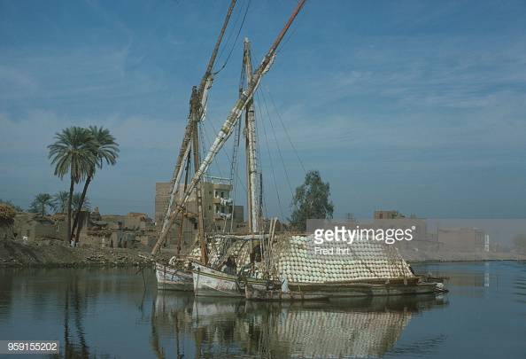 وزي ما شوفنا في فيلم صراع في النيل، المراكبية اللي كان عندهم مراكب شراعي كانوا بيبيعوها خرده ويشتروا "رفاص" علشان يستخدموه في النقل بدل الشراع...والمراكب الخشب كانت بتتباع خرده ويتم تفكيكها واستخدام خشبها في أفران وورش القار أو القطران لعمل الأسفلت...