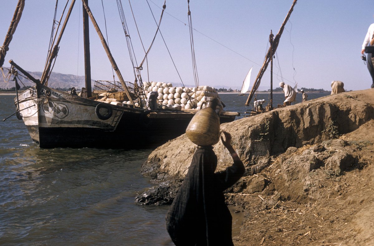 وزي ما شوفنا في فيلم صراع في النيل، المراكبية اللي كان عندهم مراكب شراعي كانوا بيبيعوها خرده ويشتروا "رفاص" علشان يستخدموه في النقل بدل الشراع...والمراكب الخشب كانت بتتباع خرده ويتم تفكيكها واستخدام خشبها في أفران وورش القار أو القطران لعمل الأسفلت...