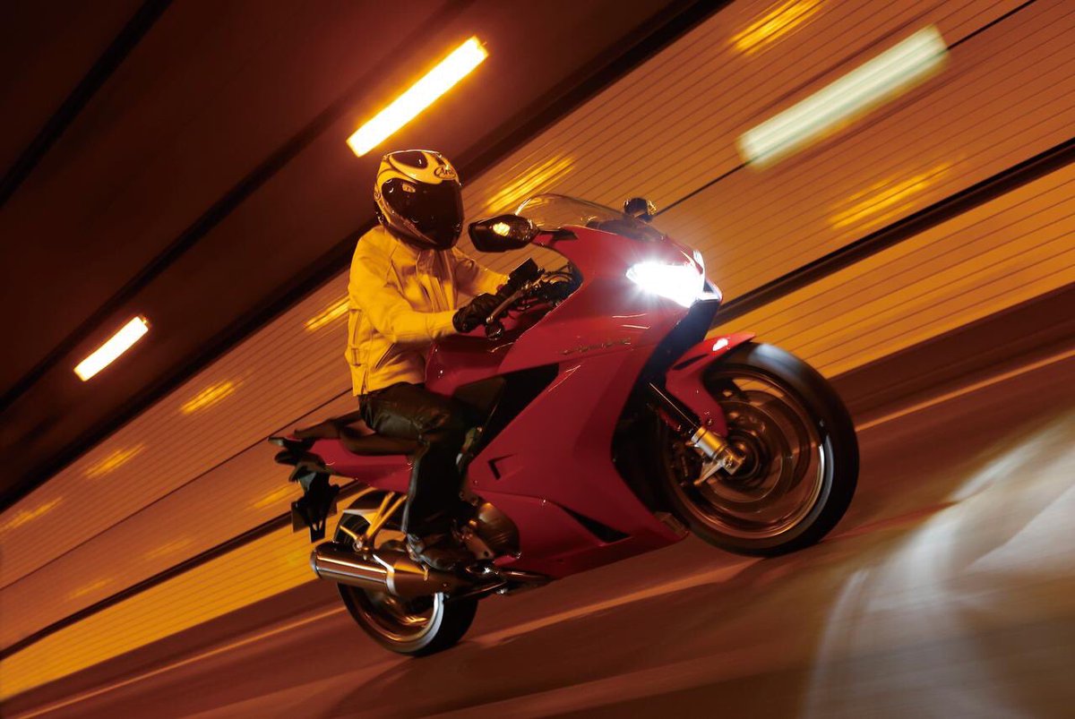 Accela バイク記事紹介 ホンダ Vfr800f 14年 の試乗レビュー 運動性能と快適さのさじ加減を 速度レンジの高いヨーロッパの交通事情に合わせたスポーツツアラー Vfrの象徴というべき片持ち式プロアーム 車重 シート高 タンク 最高出力 価格