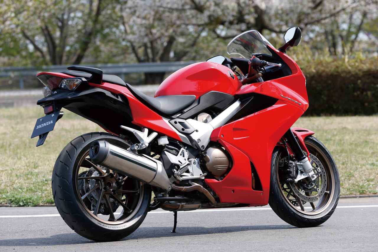 Accela バイク記事紹介 ホンダ Vfr800f 14年 の試乗レビュー 運動性能と快適さのさじ加減を 速度レンジの高いヨーロッパの交通事情に合わせたスポーツツアラー Vfrの象徴というべき片持ち式プロアーム 車重 シート高 タンク 最高出力 価格