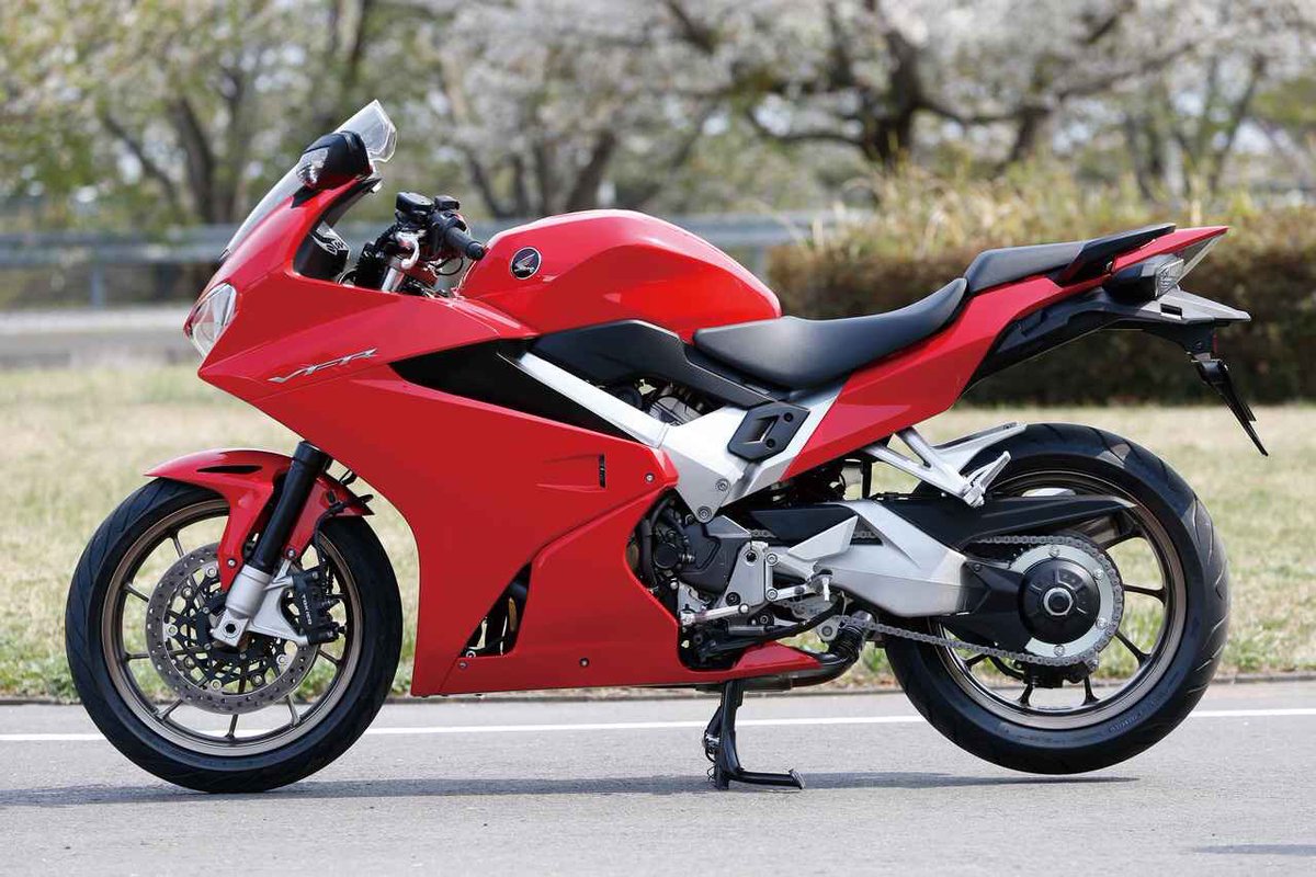 Accela バイク記事紹介 ホンダ Vfr800f 14年 の試乗レビュー 運動性能と快適さのさじ加減を 速度レンジの高いヨーロッパの交通事情に合わせたスポーツツアラー Vfrの象徴というべき片持ち式プロアーム 車重 シート高 タンク 最高出力 価格
