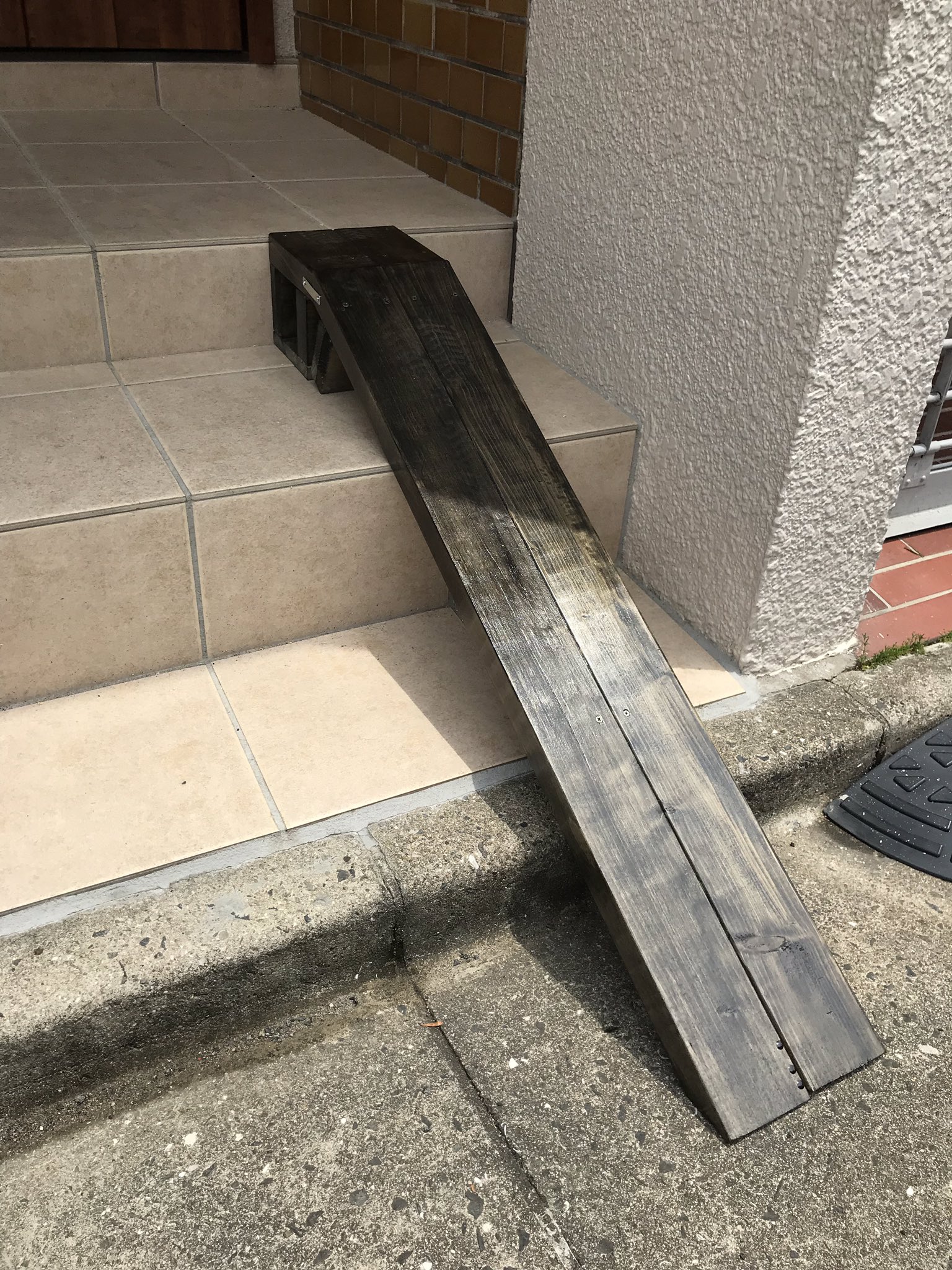 Tomioka スロープdiy 玄関で自転車を上げ下げするのに便利なように作りました 主に2 4材で 塗装はオイルステインです きちんと油性で塗ったので外に置いてももってくれるかな Diy T Co Ygjgyd3txa Twitter