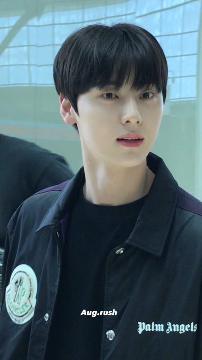 DEB_HWI's tweet photo. 이거 딱 그거자너 딱 청춘 하이틴 드라마 소재 다 갖다부은 ,,,,, 첫사랑 선배 남주 ,,,,,,,,,,,  

쟤 누구래 
                                            걔잖아 경영 황미뇭 https://t.co/oXJVnQLtnB