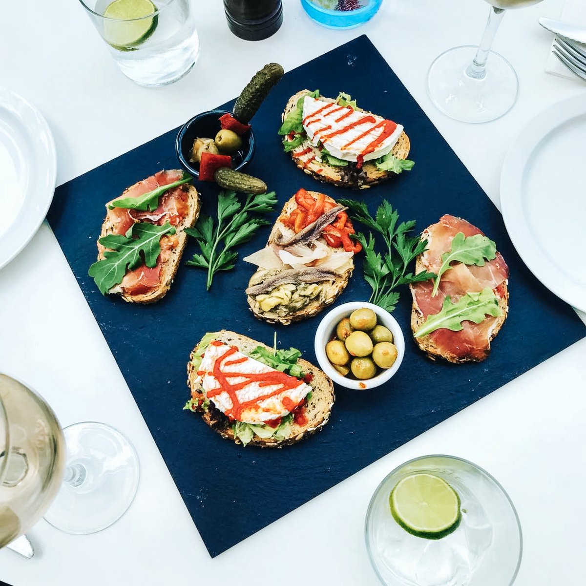sunprimeocean's tweet photo. ยฟQuรฉ tal si empezamos el almuerzo con unas tapas deliciosas? ยฟTe animas?
Foto de nuestro Maitre @davidsimon8702
#SunprimeOceanView #CoralHotels #HappinessInTheSun #Tenerife #Tapas #wine #lunch #almuerzo #spain #islascanarias https://t.co/34fiwrUffW