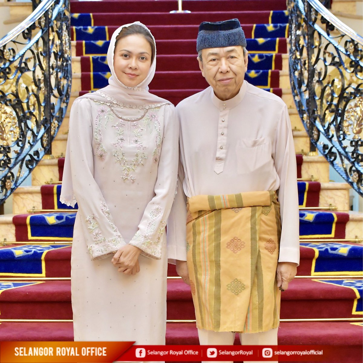 SelangorRoyal's tweet photo. “Alhamdulillah, dengan tibanya 1 Syawal 1440 Hijrah ini, Beta dan Tengku Permaisuri Norashikin ingin mengucapkan Selamat Menyambut Hari Raya Aidilfitri kepada seluruh rakyat Beta yang beragama Islam”

https://t.co/6vZEzh3q7d https://t.co/1293QCwjMD