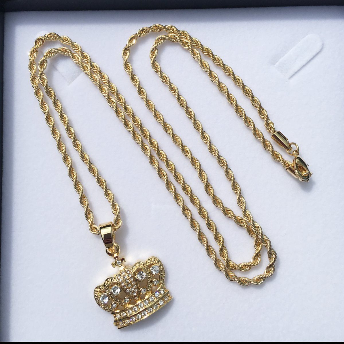 Sell4Profit's tweet photo. PVD Gold Iced Out Bling Diamond Studded Queen Princess Crown Micro Pendant Necklace 30 inches Rope Chain included #jewellery #JewelryForWomen
£3.75
➤ https://t.co/W8ObFkpQ06 https://t.co/2Bu7ROOzBQ