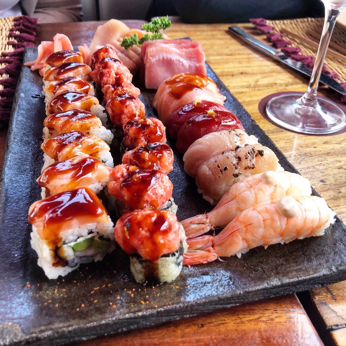 Gran plato de sushi en <a href="/CDLCBarcelona/">CDLC Barcelona</a>. ¿Lo acompañamos con un copa de Fenomenal?