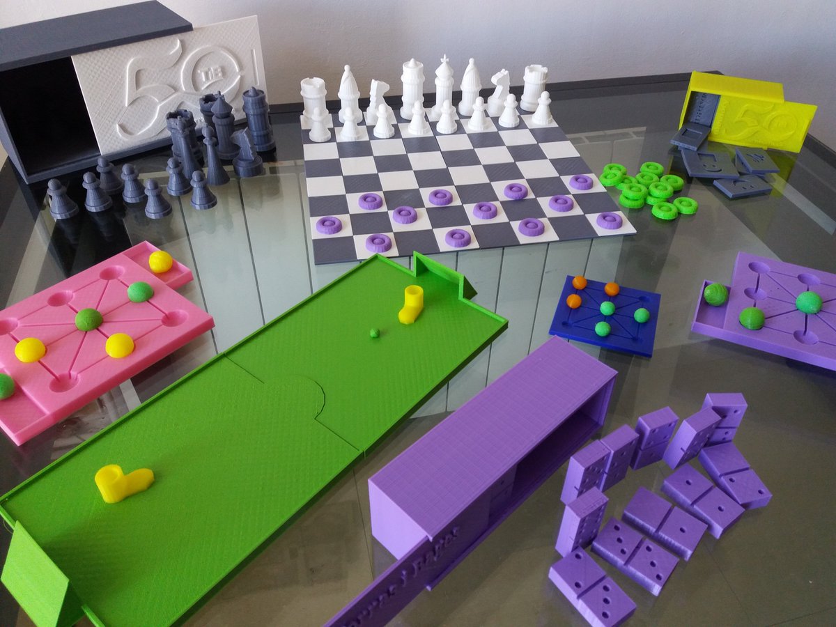 Avui, dins el Projecte Tàndem de l'Ajuntament de l'Hospitalet, hem lliurat a l'Institut Torras i Bages els jocs de taula dissenyats pels joves de 1r de la ESO. Hem treballat i gaudit amb 108 joves aprenent i dissenyant en 3D.

Moltes gràcies per tot...