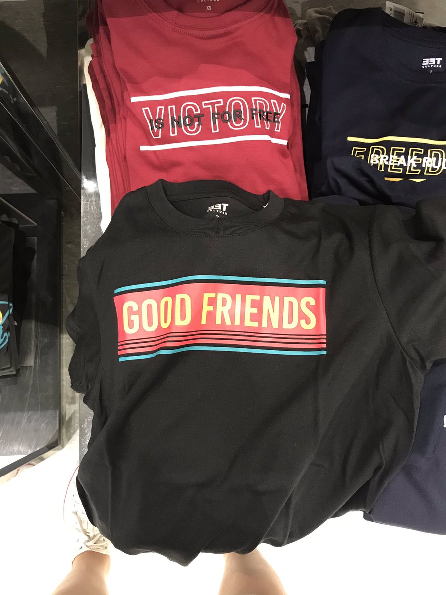 thirbeafangurl's tweet image. so nagwiwindow shopping kami ng nanay ko tapos may nadaanan akong tshirt humagalpak ako ng tawa siz sabi ng nanay ko naluluka na daw ako ☹️