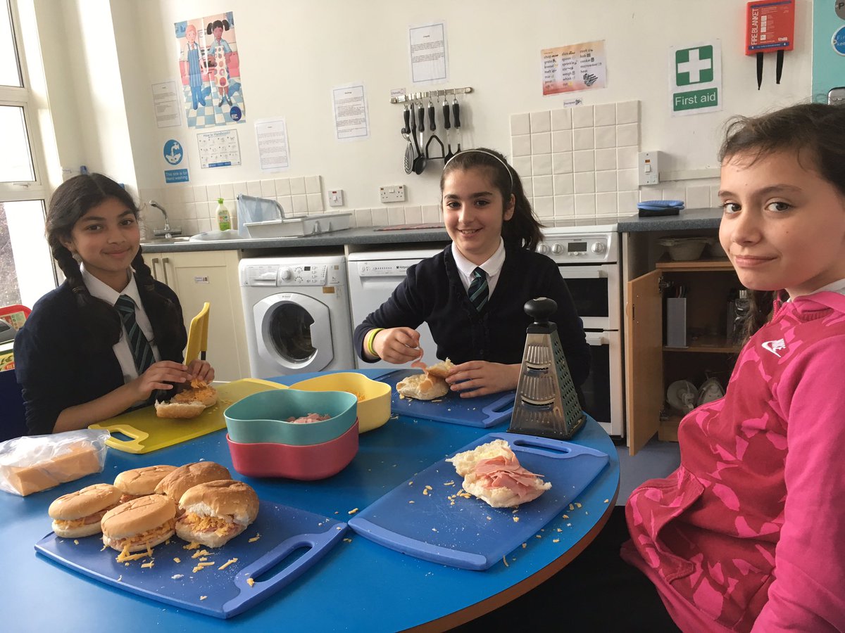 stjoesshgoals's tweet image. Some kind girls giving up their lunch break to make sandwiches for the homeless #activefaith @stjosephsabn @StMarysAberdeen #WeAreSacredHeart