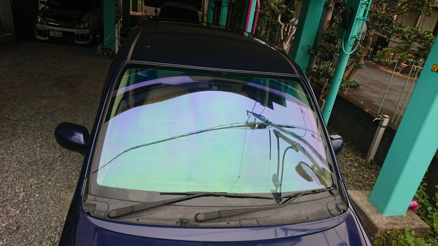 フロントガラスのフィルムは違法 色付きでも車検に通る絶対条件 ブーマル