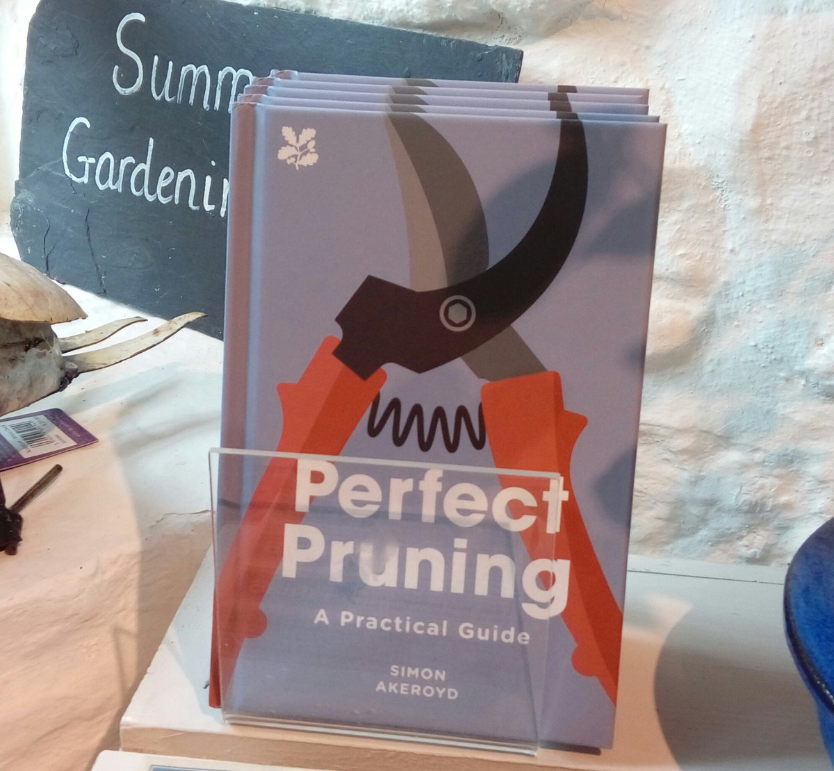 SimonAkeroyd's tweet image. Wonderful to see a couple of my new gardening books for sale today @CoteheleNT 

#NationalTrust
#PerfectPruning
#PerfectPots