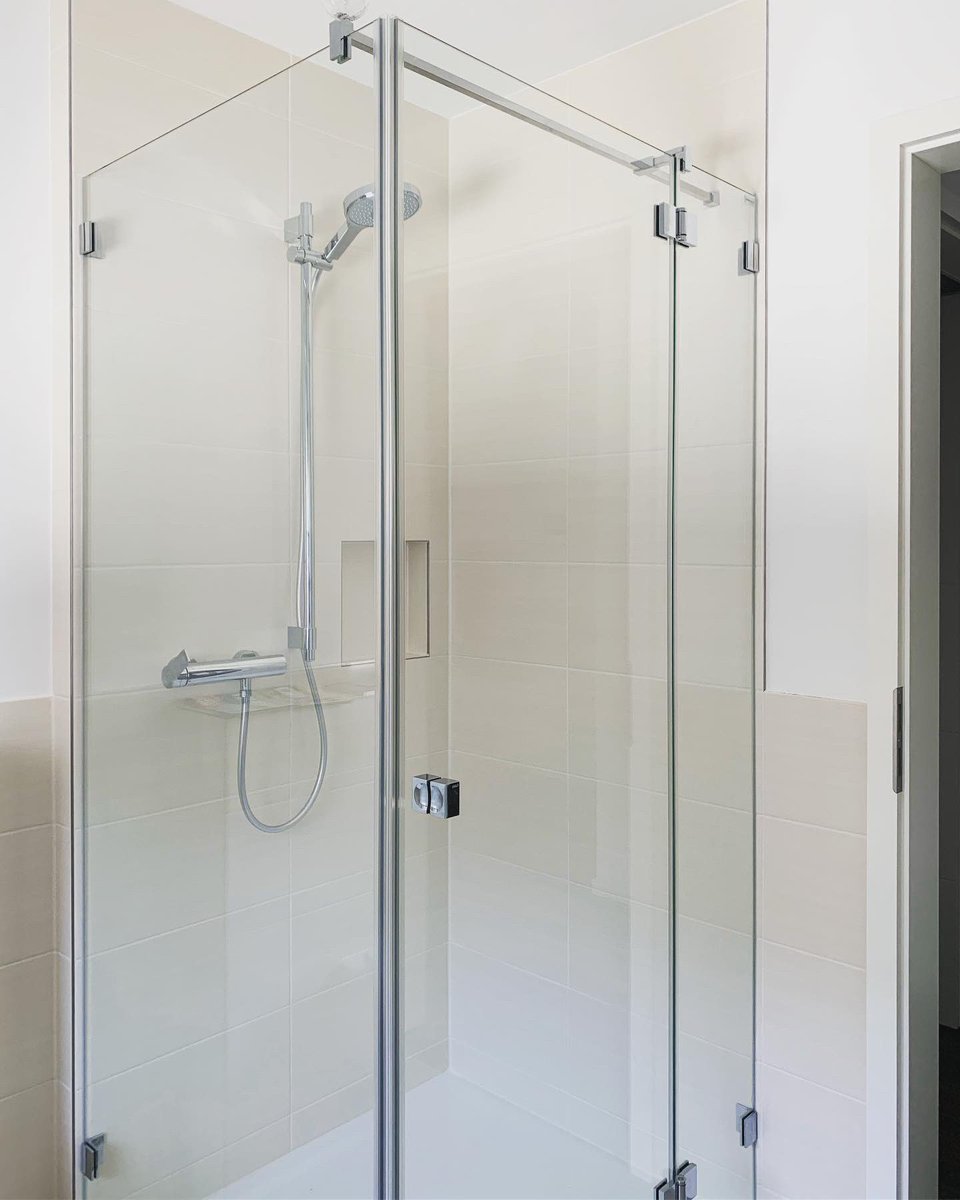 glasinnovation's tweet photo. #eckdusche mit zwei Seitenteilen und einer Drehtür, realisiert mit #beschlägen der Serie #flinter von #pauliundsohn. #ganzglasdusche #glasdusche #duschabtrennung #dusche #duschen #glas #bad #badezimmer #badezimmerdesign #interiordesign #exklusivetransparenz #glasnachmass https://t.co/oH21g8YFlL