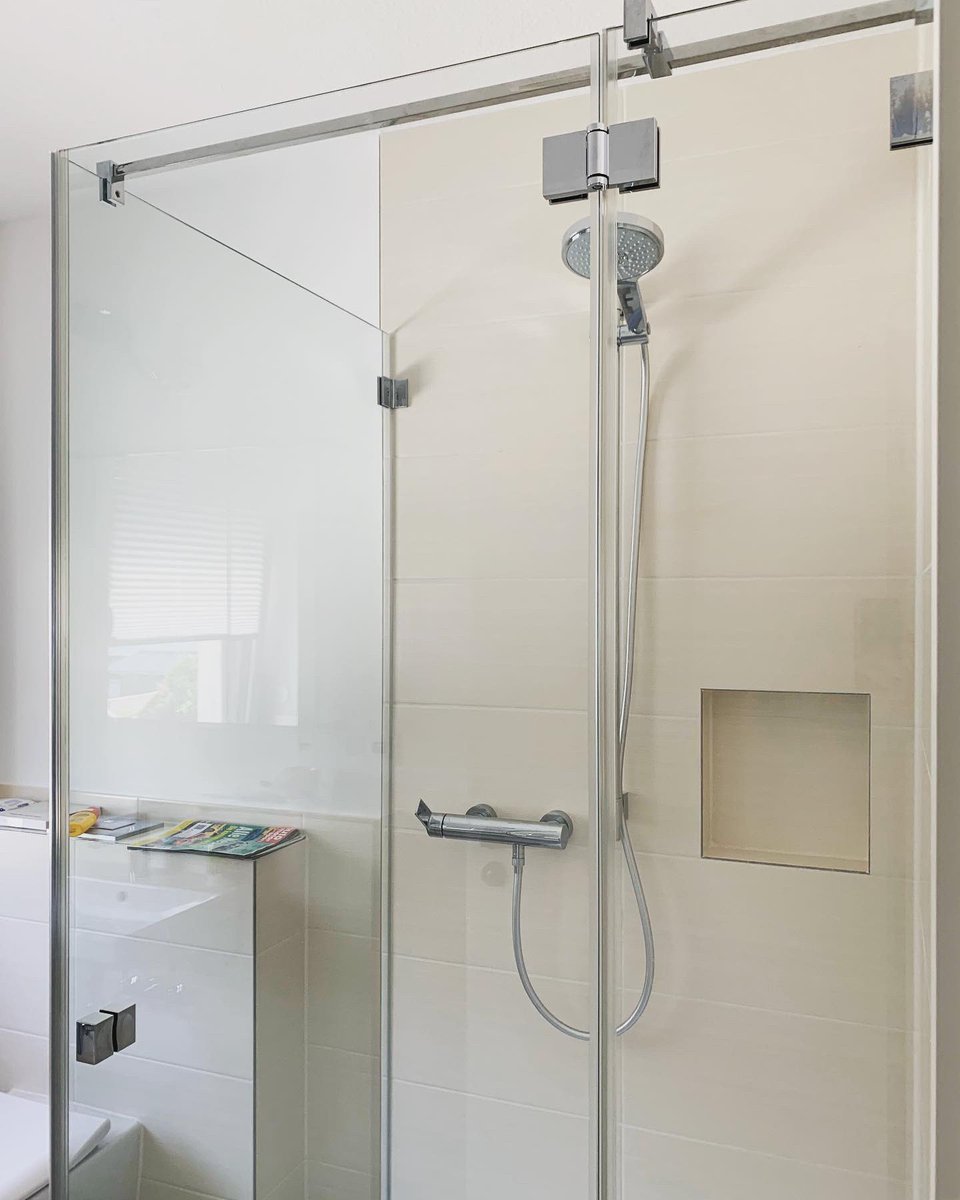 glasinnovation's tweet photo. #eckdusche mit zwei Seitenteilen und einer Drehtür, realisiert mit #beschlägen der Serie #flinter von #pauliundsohn. #ganzglasdusche #glasdusche #duschabtrennung #dusche #duschen #glas #bad #badezimmer #badezimmerdesign #interiordesign #exklusivetransparenz #glasnachmass https://t.co/oH21g8YFlL