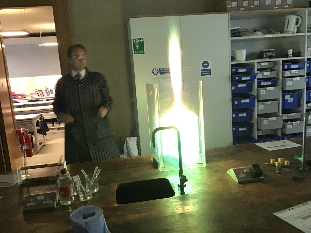 LaxtonJunior's tweet photo. 40 budding scientists from Year 4 headed back to LJS enthused and excited by the magic of science. Huge thanks to Mr Peverley @oundleschool for an inspiring afternoon. #ri_science https://t.co/emzmA2LOcN
