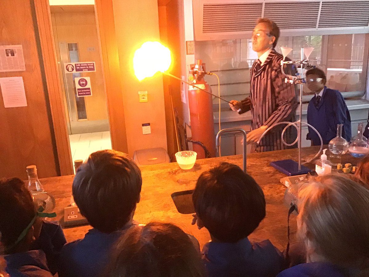 LaxtonJunior's tweet photo. 40 budding scientists from Year 4 headed back to LJS enthused and excited by the magic of science. Huge thanks to Mr Peverley @oundleschool for an inspiring afternoon. #ri_science https://t.co/emzmA2LOcN