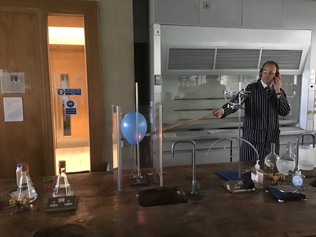LaxtonJunior's tweet photo. 40 budding scientists from Year 4 headed back to LJS enthused and excited by the magic of science. Huge thanks to Mr Peverley @oundleschool for an inspiring afternoon. #ri_science https://t.co/emzmA2LOcN