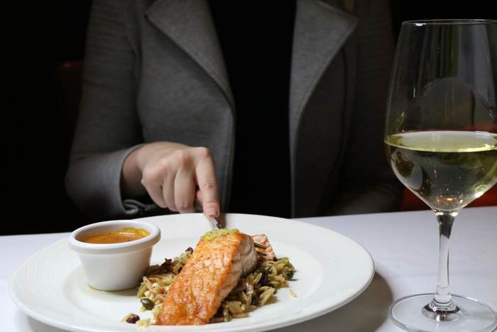 PalmRestaurant's tweet photo. Pair your favorite pour with one of our premium catches brought in daily. https://t.co/u7FVw65DNf https://t.co/nmt3VKND7a