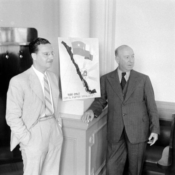 imagenesps's tweet photo. La consigna de Marmaduke Grove: "No queremos flojos, borrachos, ni ladrones" 4 de junio 1932. #RepublicaSociaistadelos12dias 
En la foto:Marmaduke Grove y Salvador Allende https://t.co/3dwsNHPOyt