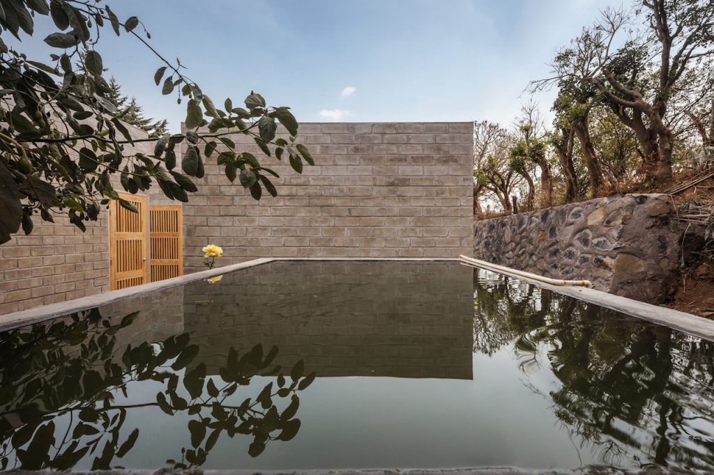 NUEVO en Arquine | Casa Rosario Ocuilan | DOSA STUDIO + <a href="/rojkind_arq/">rojkind arquitectos</a>| bit.ly/2QKB6Ev