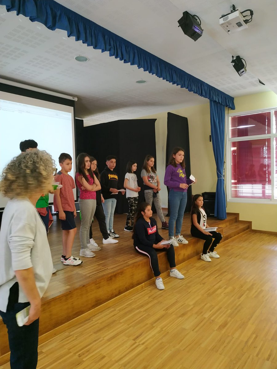 Esta mañá estivemos no CEIP Apóstolo Santiago xunto a <a href="/agareso/">AGARESO</a> acompañando ao alumnado de 5º de primaria co que realizamos un corto de Stop-motion para o conto "A illa de cores", que decidiron presentar e explicar ó resto do colexio.

#EscolasSenRacismo #EsR