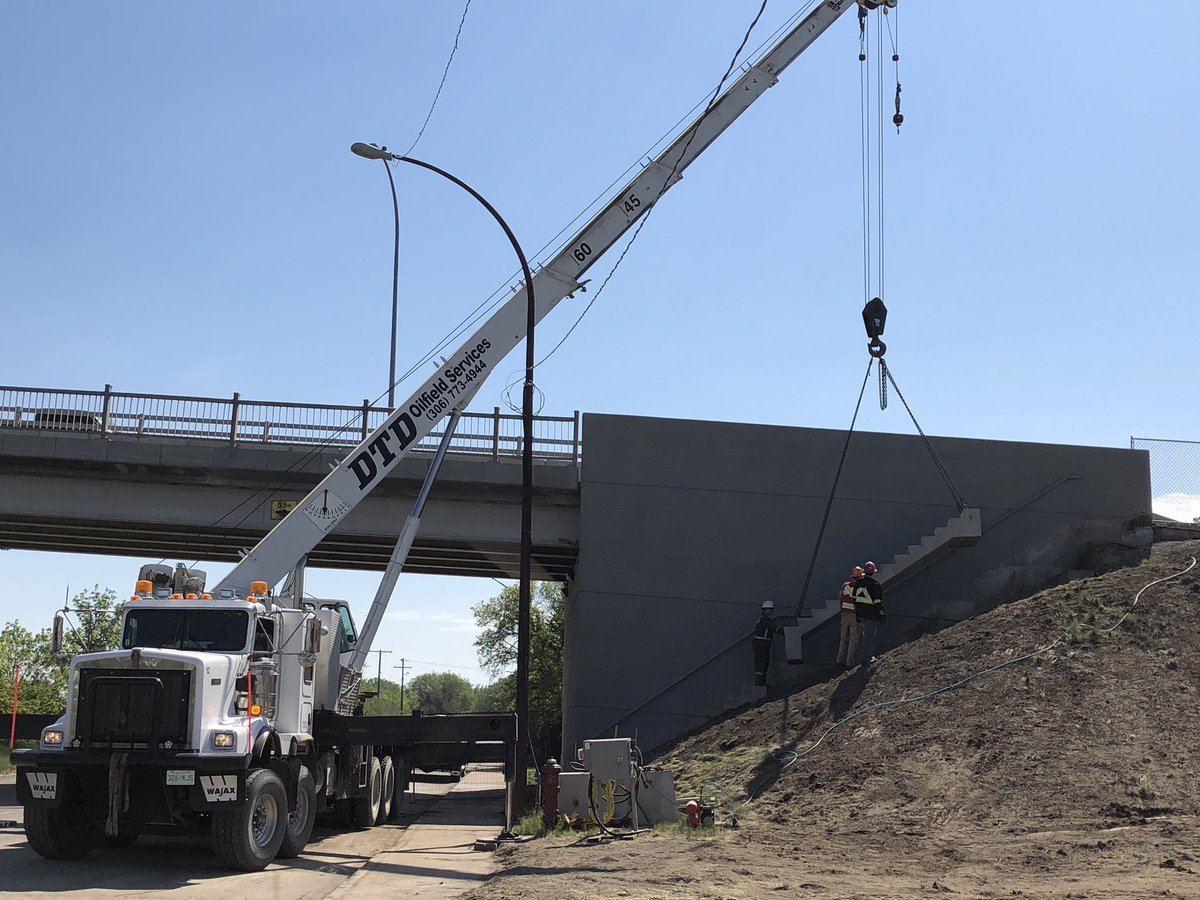 SilverlineSC's tweet photo. Some heavy lifting on south side @City_SC today as new overpass stairs are installed. https://t.co/Wmq2prf0g6