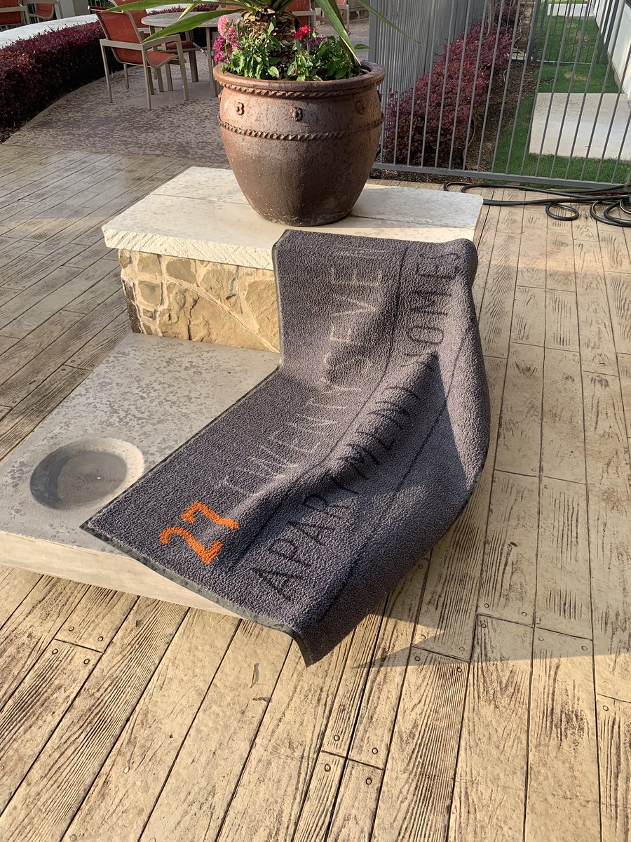 JGriff317's tweet photo. @RoscoeProp when are you guys going to do something about @2727Apartments ?  Ever since roscoe took over the property things have gone downhill. Break ins, dirty pool, standing water in the halls, garbage throughout the property, broken doors. Sad. https://t.co/vfE4xRWO9H