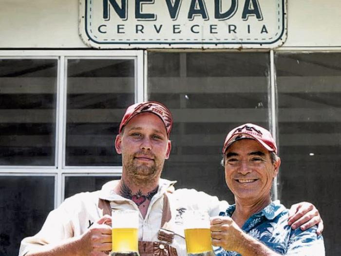 diegoandres_g's tweet photo. Cerveza artesanal Happy Colibrí, que se hace en honor al agua, el aire y la diversidad colombiana, y que ademas se produce con agua de manantial y café de la Sierra Nevada de Santa Marta por un grupo de campesinos, está entre las 10 mejores cervezas del mundo 👏👏👏👨‍🌾🍺 https://t.co/Cis2QcsZkA