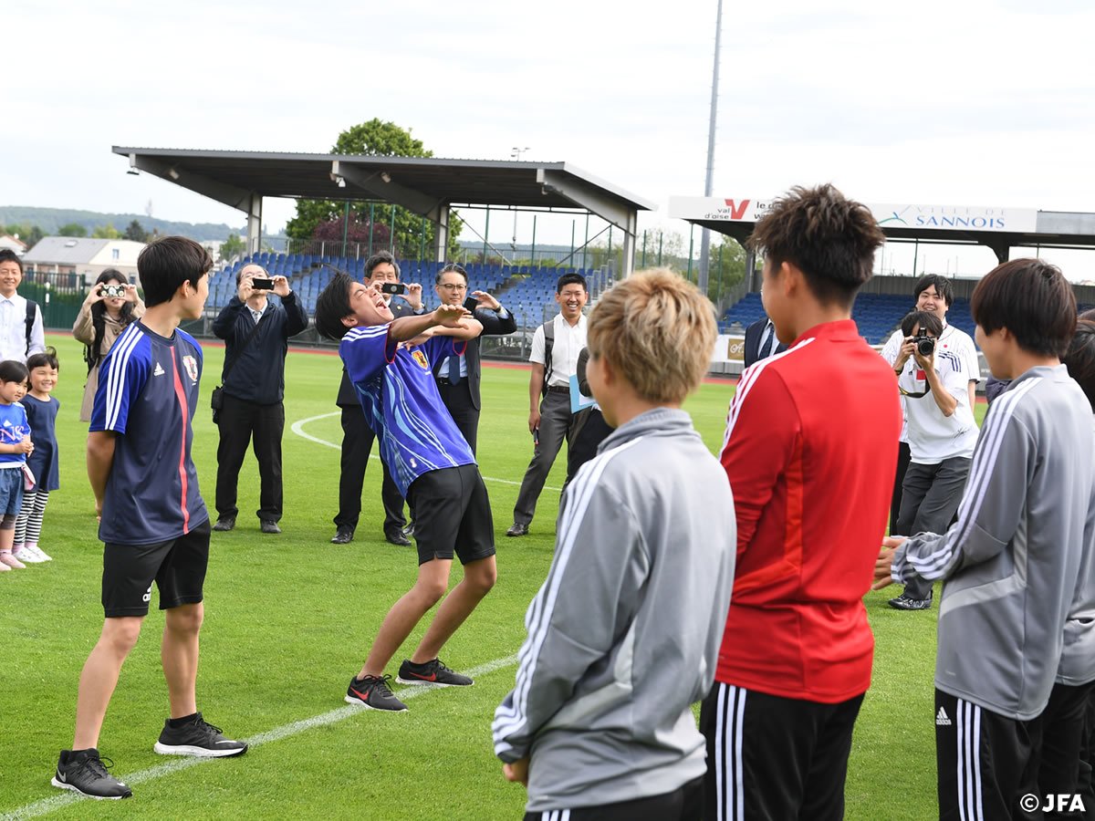Welcomeイベントに引き続き なでしこジャパン はパリ日本人学校の皆さん約0名と交流会を行いました 生徒の皆さんからは 応援メッセージや大きなエールをいただき なでしこジャパンからはサイン入りのユニフォームとサインカードをプレゼントしまし Jfaなでしこ Welcomeイベントに引き続き なでしこジャパン はパリ日本人学校の皆さん約0名と交流会を行いました 生徒の皆さんからは 応援メッセージや大きなエールをいただき なでしこジャパンからはサイン入りのユニフォームとサインカードをプレゼントしまし Jfaなでしこ