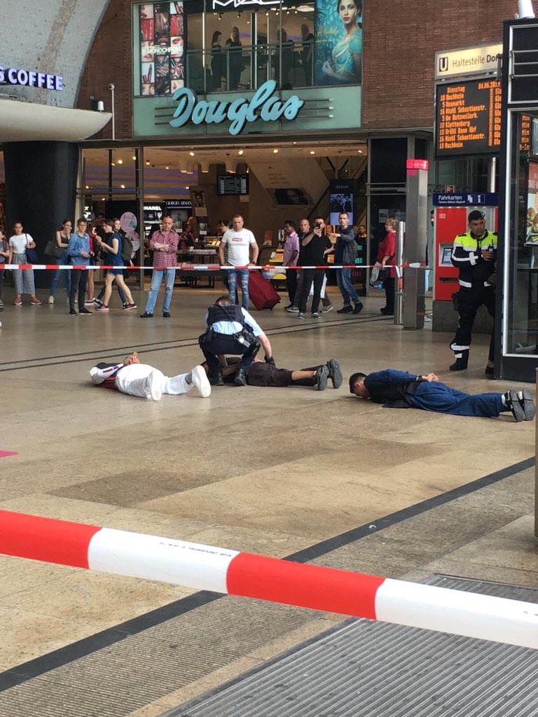 der_neukoellner's tweet image. Eine Gruppe von jungen Muslimen, in festlicher Kleidung aufgrund des Feiertages, rannte am Kölner Hauptbahnhof zum Gleis. Da sowas natürlich verdächtig ist, wurden sie angehalten, am Boden fixiert und der Bahnhof abgesperrt. #stopracialprofiling #EidMubarak 

Bild: @x__Jamal__x