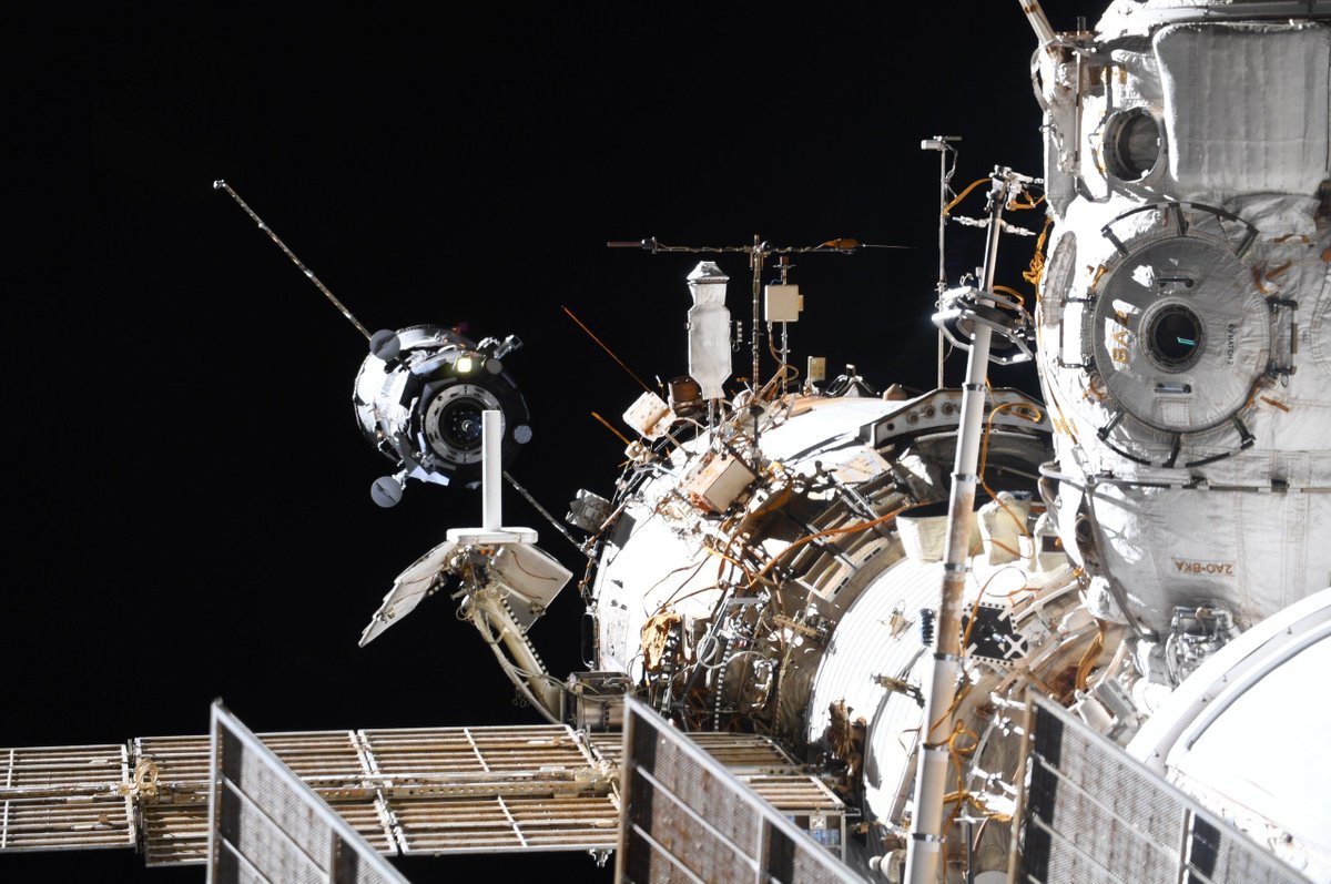 roscosmos's tweet photo. 4 июня в 11:40 мск грузовой корабль #ПрогрессМС10 отстыковался от МКС.

В 14:46 был включен его маршевый двигатель на торможение, после чего он сошёл с орбиты. Падение несгораемых элементов конструкции произошло в 15:29 в заданном районе несудоходной акватории Тихого океана https://t.co/NyBEhQ96PR
