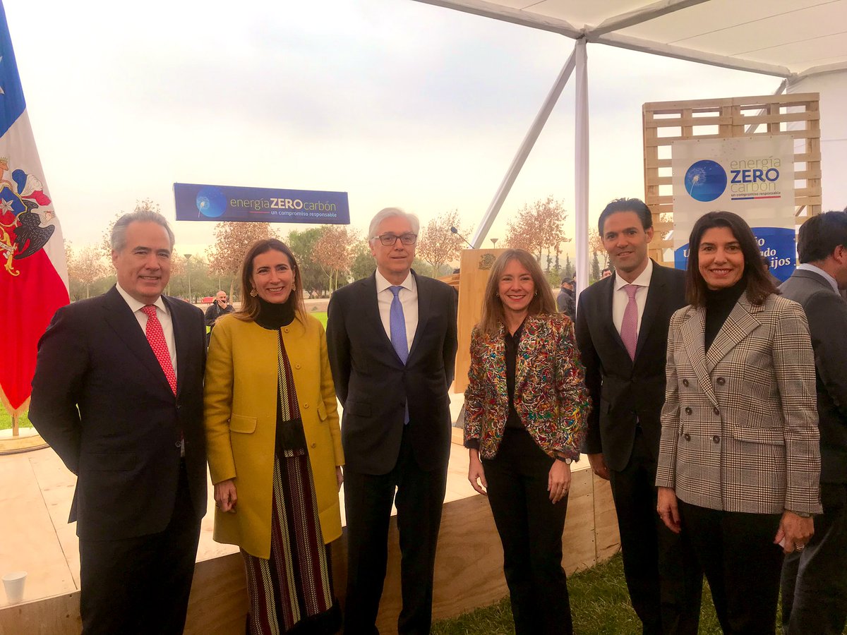 ✍️  ¡AHORA! Nuestro equipo reunido con <a href="/susanajimenezs/">Susana Jiménez Schuster</a> y <a href="/CarolaSchmidtZ/">Carolina Schmidt</a> esperando al Presidente <a href="/sebastianpinera/">Sebastian Piñera</a> para firmar el acuerdo de #descarbonización de la matriz energética nacional. #DescarbonizandoChile