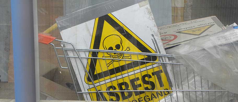 Er komt geen verbod op asbestdaken. De Eerste Kamer heeft dinsdagmiddag 4 juni het wetsvoorstel van het kabinet waarin asbest als dakbedekking verboden wordt, verworpen. Eerder was de Tweede Kamer wel akkoord gegaan met het verbod. bit.ly/2WgpgmB