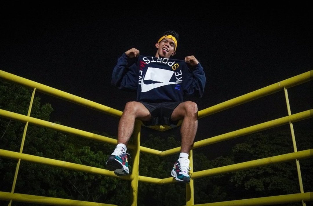 _jayceeel's tweet image. a philosopher one said "I dont like bright and colorful stuffs"  then he answered,
 "may pagkalola yan"  💙💛