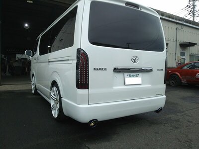 com_ryuki's tweet photo. ハイエースにバイク積む人で、リアバンパー社外品のステップないやつにしてラダーかけてる人いますか？バイク積みたいけどリアバンパー傷つきそうで怖くて積めません…詳しい方教えて下さい。 https://t.co/a7WNFqgY5J