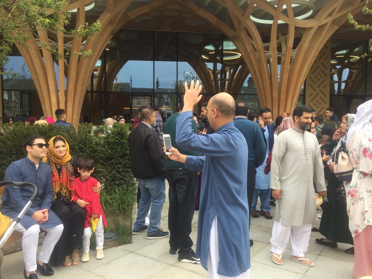 JuliaBarfield's tweet photo. Wonderful to be at the Cambridge Mosque on Eid.  Such a joyous, celebratory, family occasion with everyone in their finery. The building in full use as it was designed to be. #MarksBarfield #CambrigeCentralMosque https://t.co/3XvInOpIaX