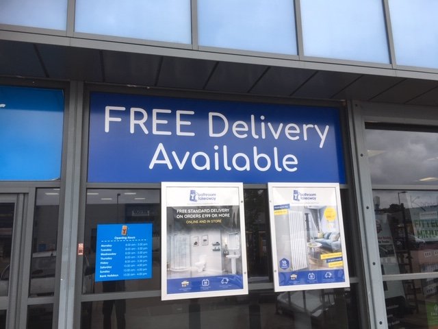 SignsRW's tweet image. A mix of full colour window graphics, a sign tray and internal fabric tension signage for @bathtakeaway in Birmingham &amp;amp; Manchester 👍🤩🙌

#signs #signage #retail #internal #external #comms #branding #Manchester