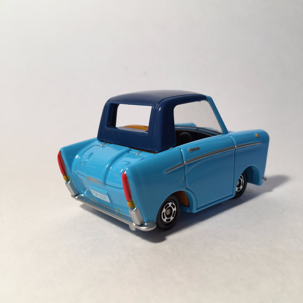 ピコピコ トミカ ミニオン スチュアート ルーシーの車 屋根のポッチを取り払いました 満足